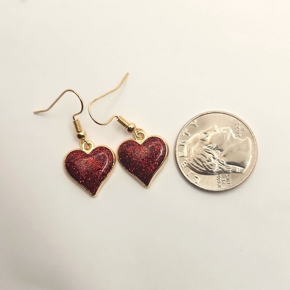 ❤️ Heart Shaped Silver Glitter‎ Drop Earrings - Picture 3 of 4